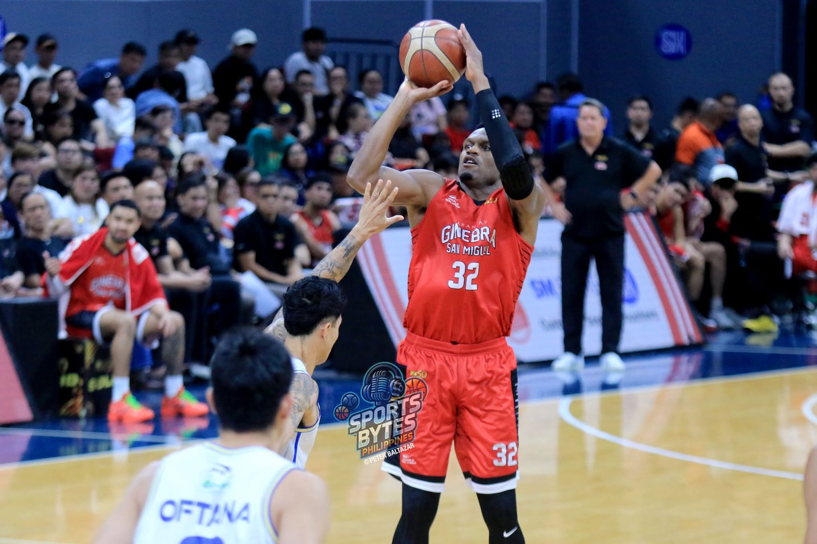 Justin Brownlee powers Ginebra to crucial win over TNT [photo credit: Peter Baltazar]