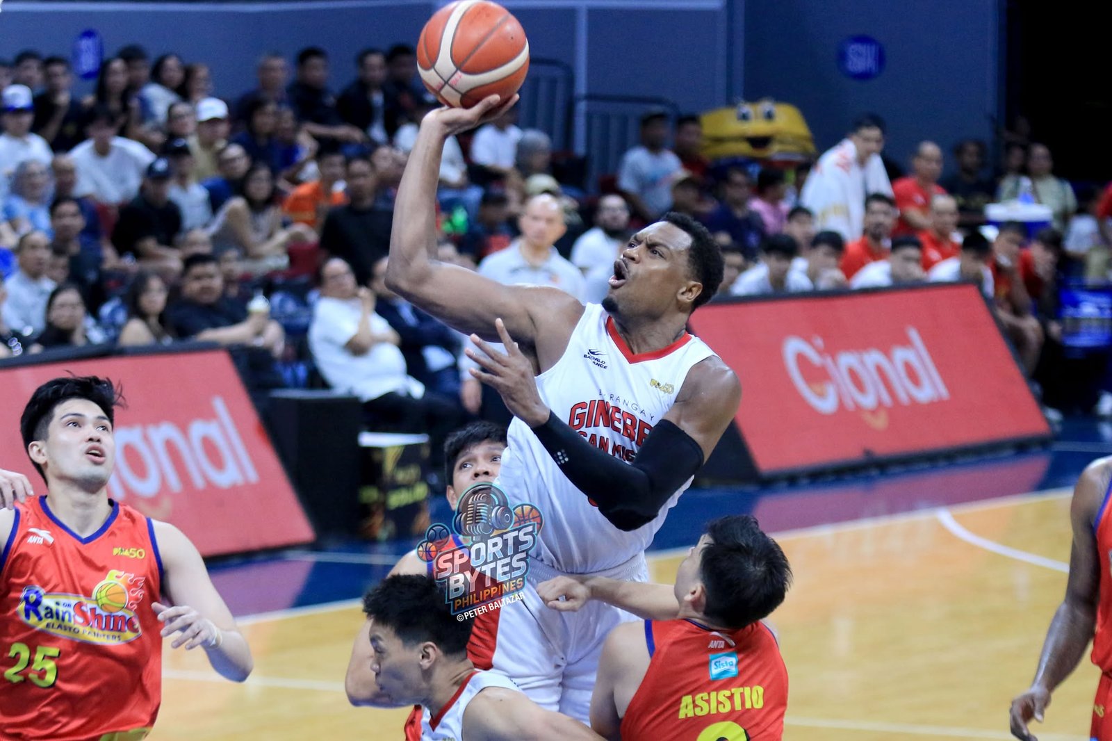 Justin Brownlee leads Barangay Ginebra during its semifinal clash against Rain or Shine. [photo credit: Peter Baltazar]