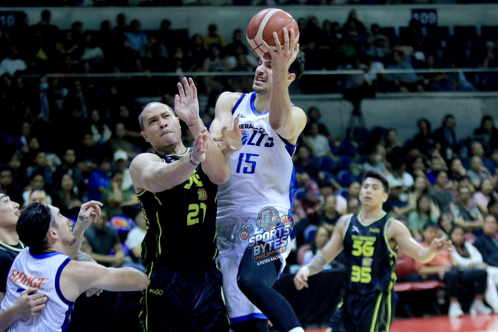 Patrick Gardner provides a strong inside presence for Meralco during Game 4 against TNT. [photo credit: Peter Baltazar]