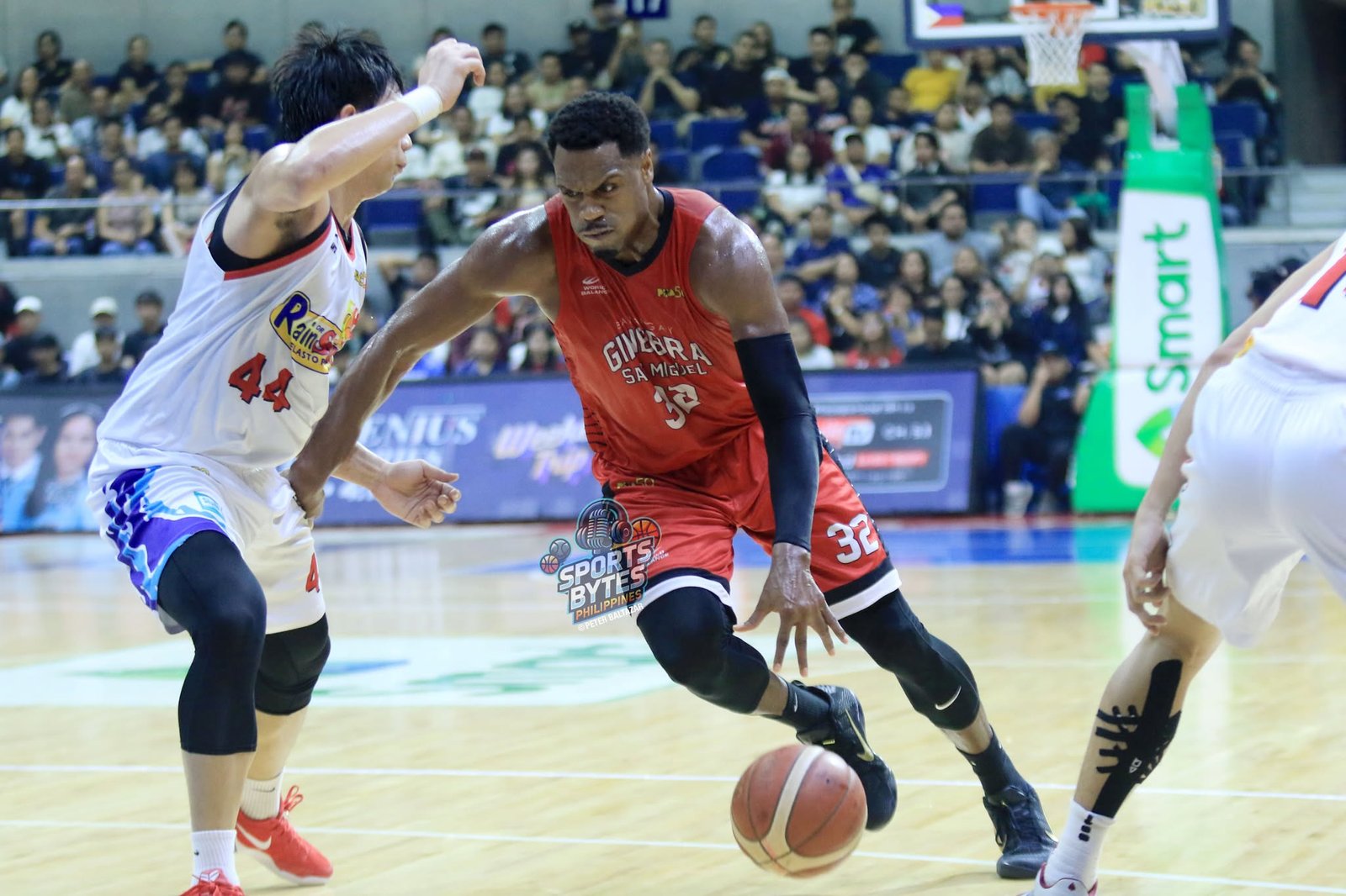 Justin Brownlee powers Ginebra with another steady all-around showing in a crucial semifinal victory. [photo credit: Peter Baltazar]