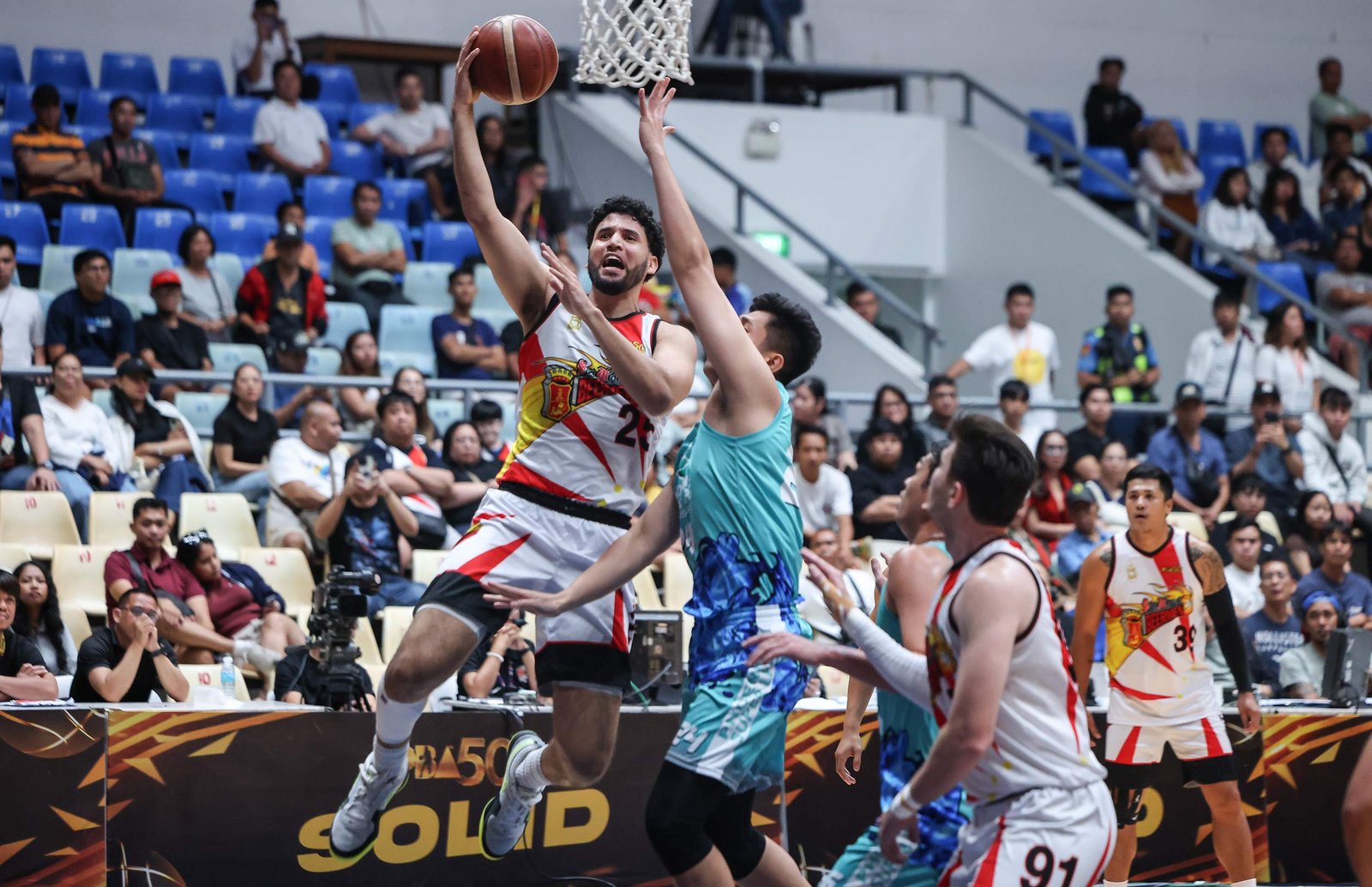 Bennie Boatwright leads the San Miguel offense in the second half [PBA Images]