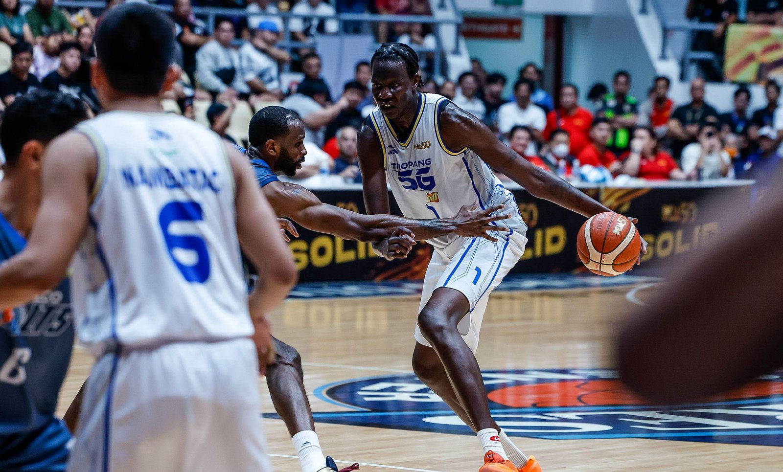 Bol Manute Bol powers TNT past Meralco in Game 1 of the semifinals. [PBA Images]