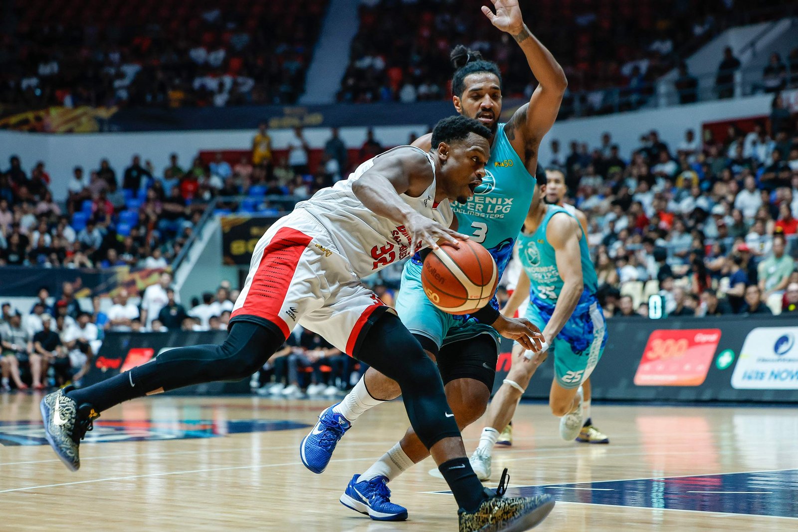 Justin Brownlee leads Ginebra’s dominant quarterfinal performance. [PBA Images]