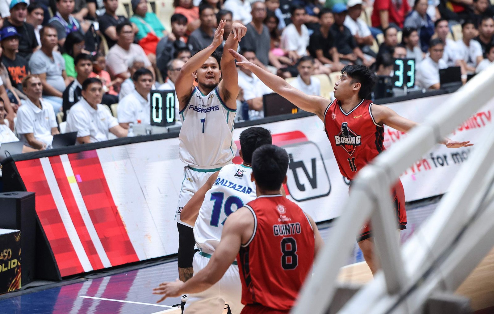 Juan Gomez de Liano leads FiberXers past Blackwater. [PBA Images]