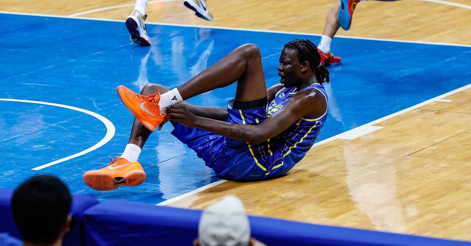A major injury to Bol Manute Bol changed the flow of Game 2, allowing Meralco to take control. [PBA Images]