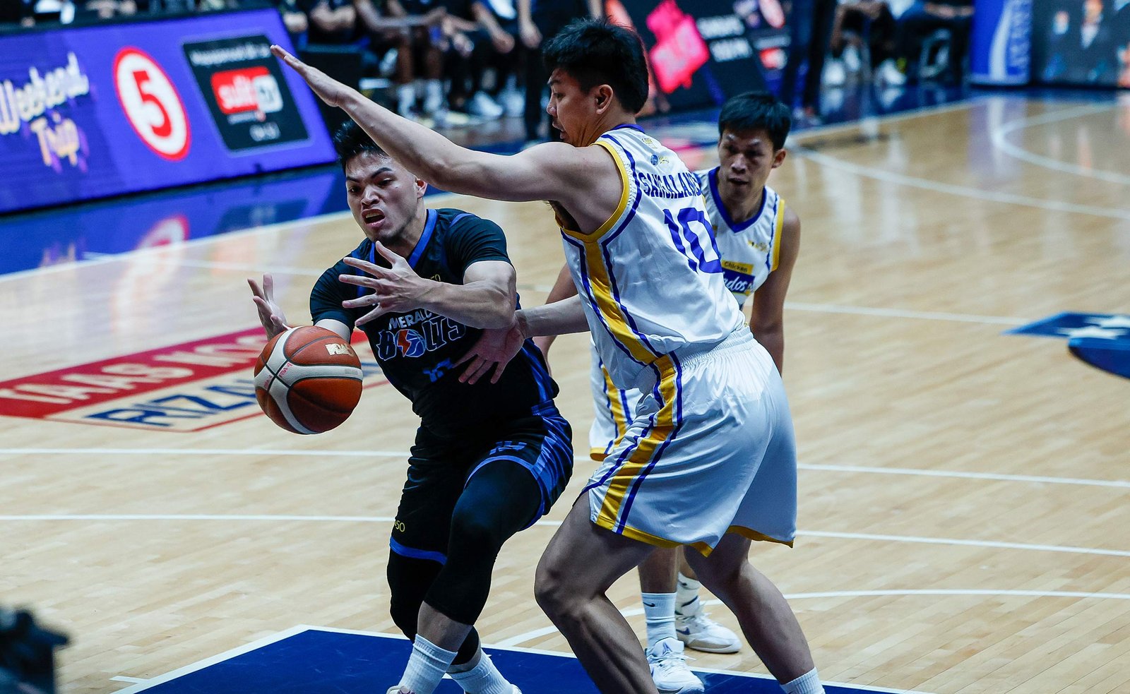 Bong Quinto drives Meralco to a dramatic overtime win over Magnolia at Ynares Center in Antipolo. [PBA Images]