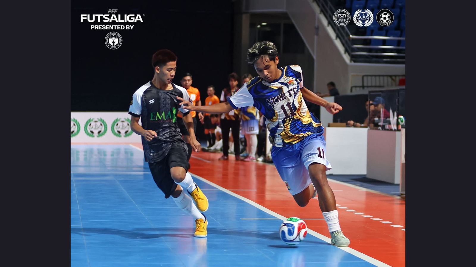 PFF Futsaliga U17 Boys' MVP Franc Obias (right) of Star FC runs past EMA Bulacan Highlanders' Jhon Kyle Balcos (left) in the finals. [Futsaliga photo]
