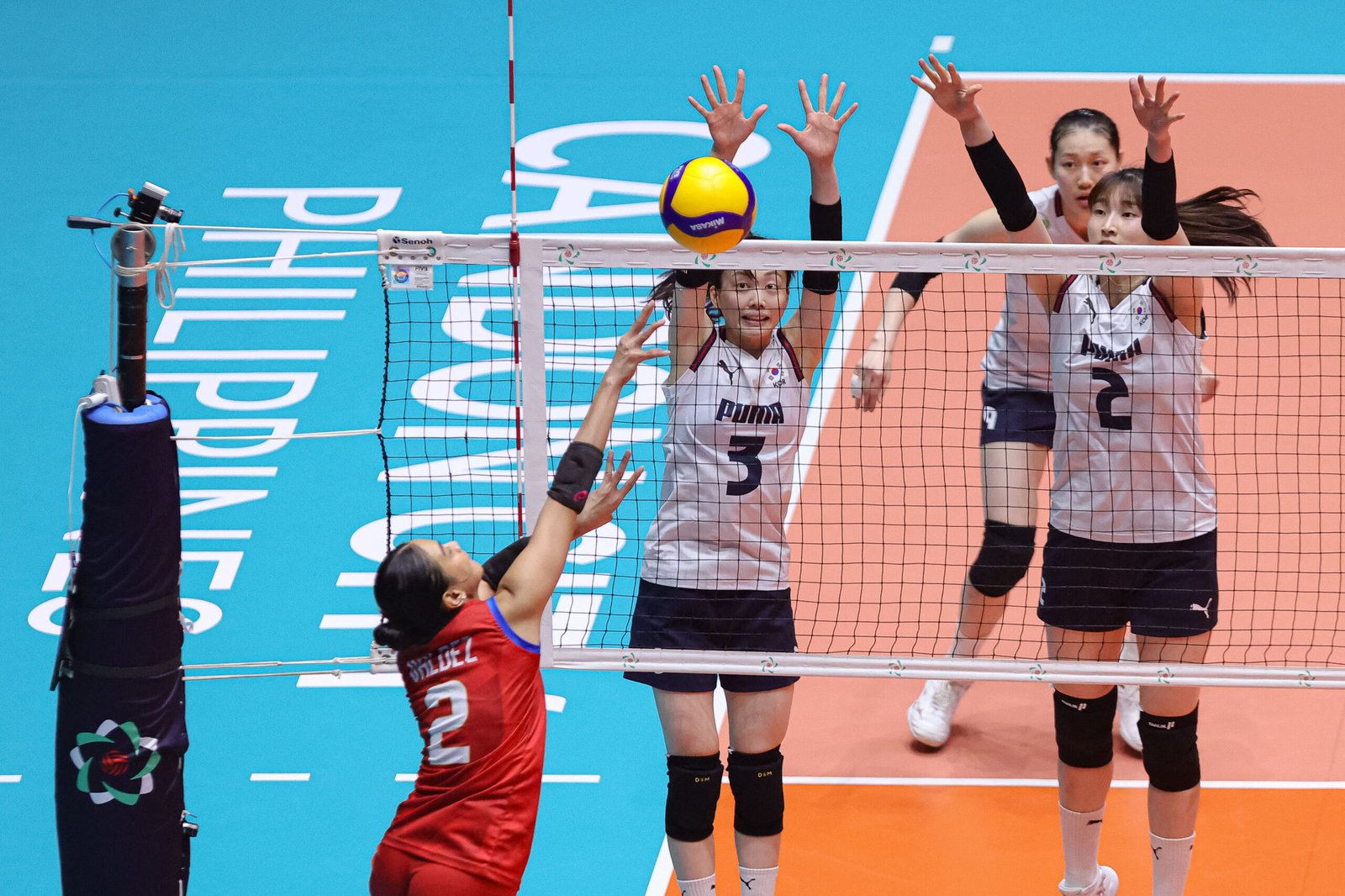 South Korea and Alas Pilipinas competing at the Candon City Arena. [photo credit: AVCWCC]
