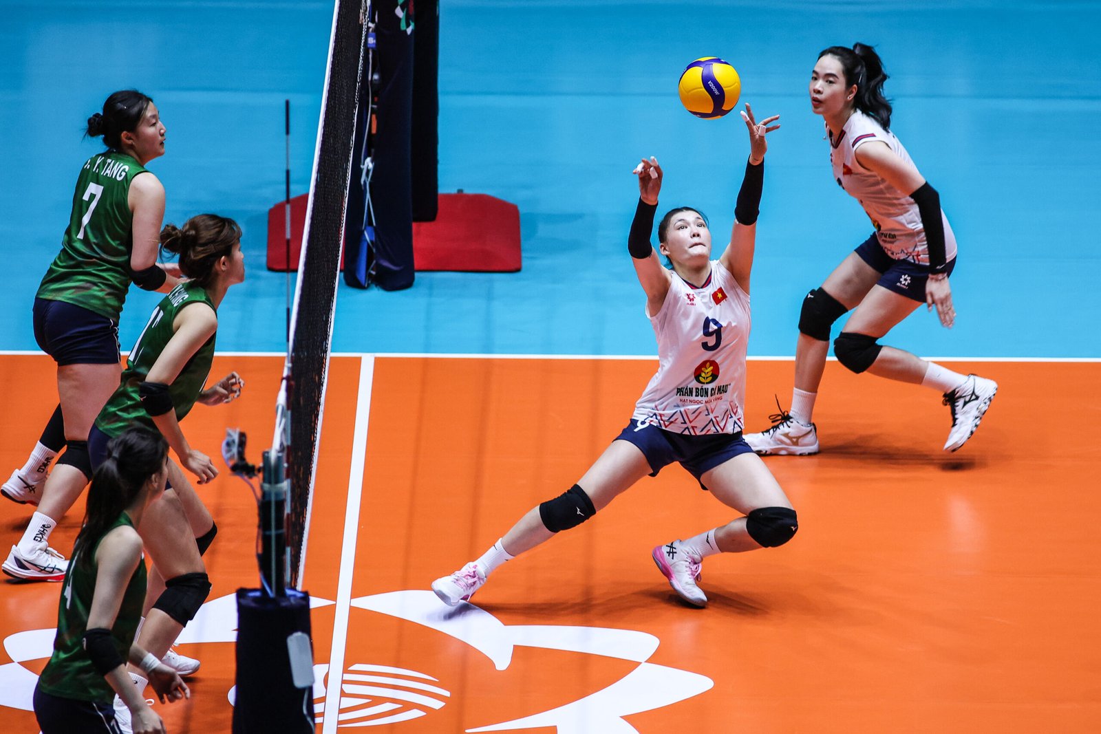 Defending champion Vietnam strengthens its position in Group B competition [AVCWCC photo]