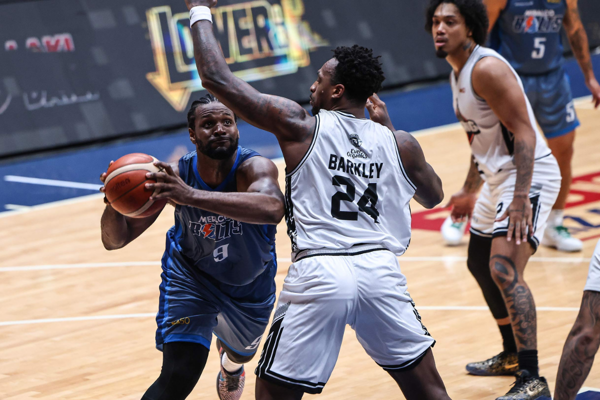 Antonio Hester finished with a double-double to lead the Meralco Bolts. [PBA Images]