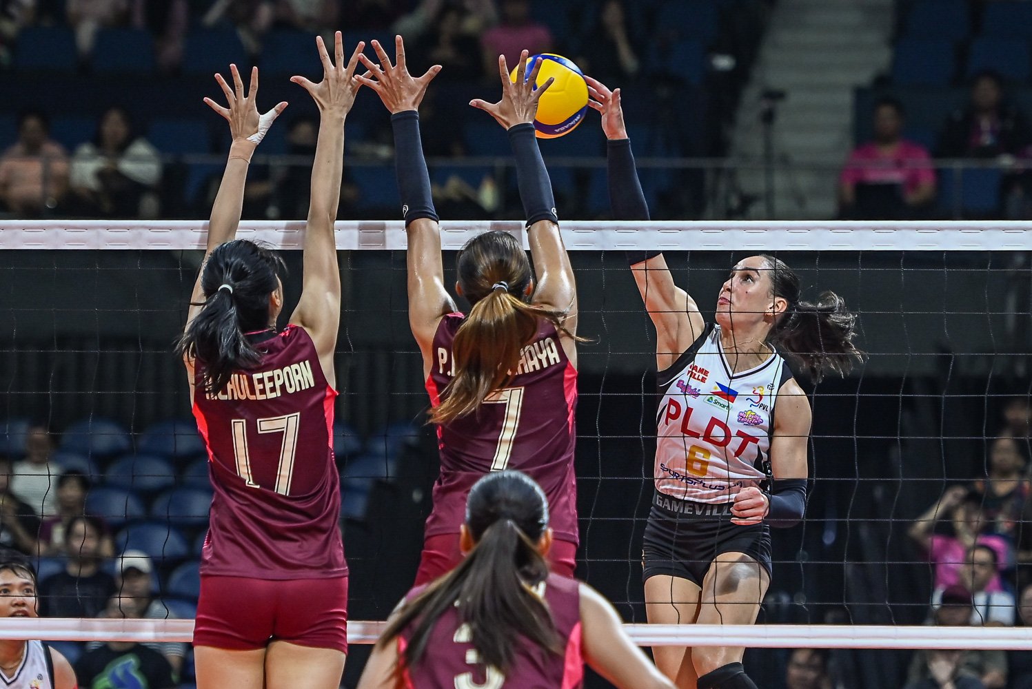 Savi Davison led PLDT with 30 points in the defending champions' opening victory. [PVL Images]