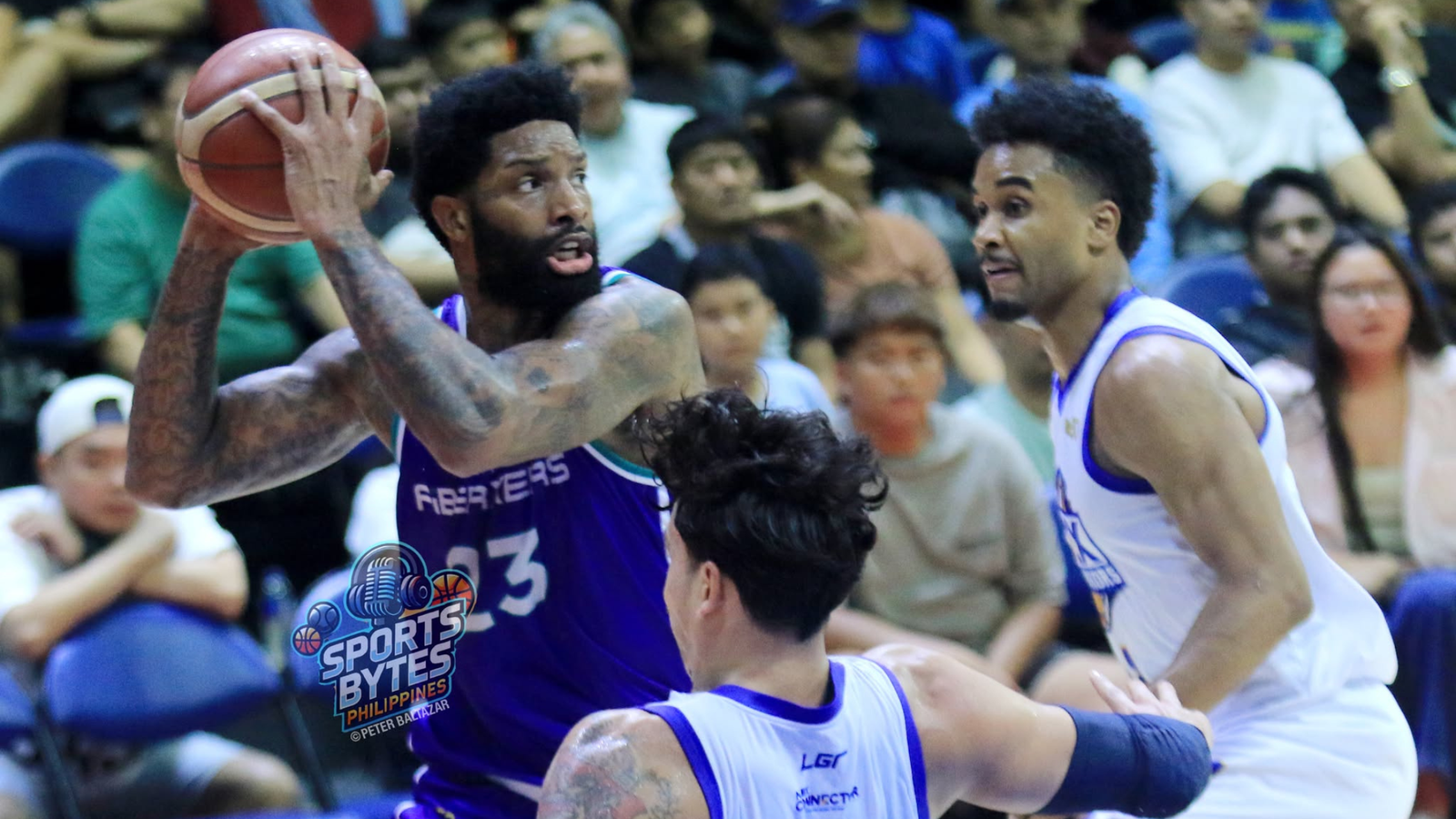 Converge secured another important victory in the PBA Governors' Cup eliminations at Smart Araneta Coliseum. [photo credit: Peter Baltazar]