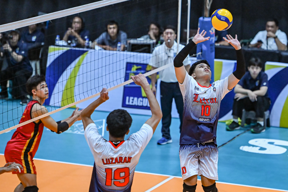 Wayne Araño delivered two clutch aces during his decisive 4-0 run to seal Letran's victory over Mapua. [PVL Images]