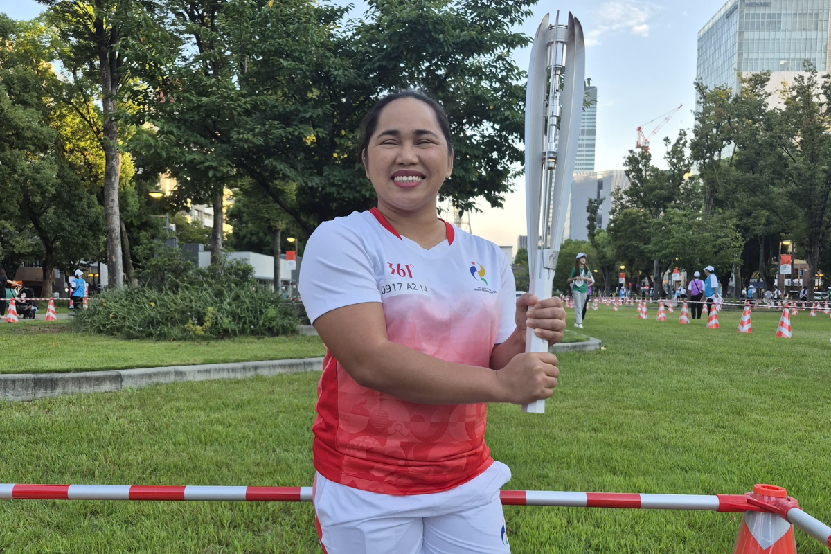 Hidilyn Diaz-Naranjo carries the torch during the relay leading to the Aichi-Nagoya Asian Games. [POC Media Pool]