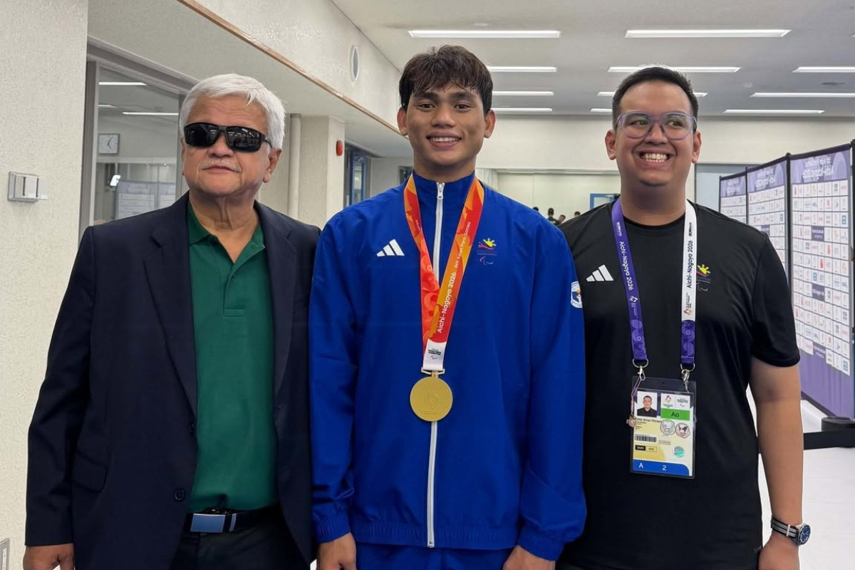 AJ Alegarbes, accompanied by the Philippine Paralympics Committee president Mike Barredo and coach Bryan Ong. [PSC photo]