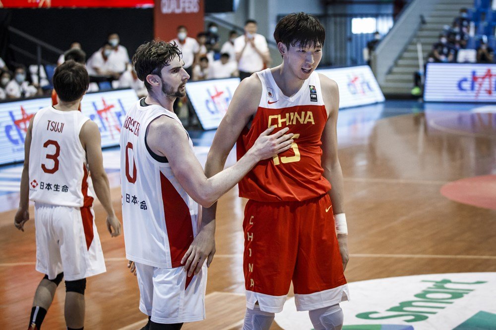 Ryan Francis Rossiter of Japan and Zhou Qi of China [FIBA images]