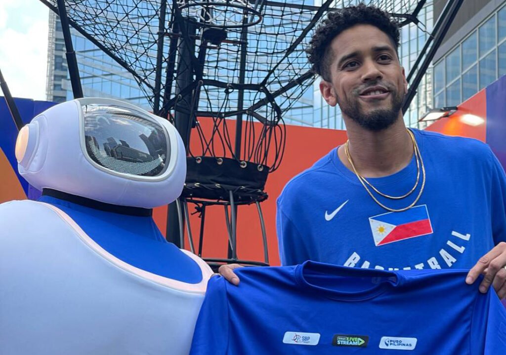 Gabe Norwood with FIBA WC 2023 mascot JIP.
