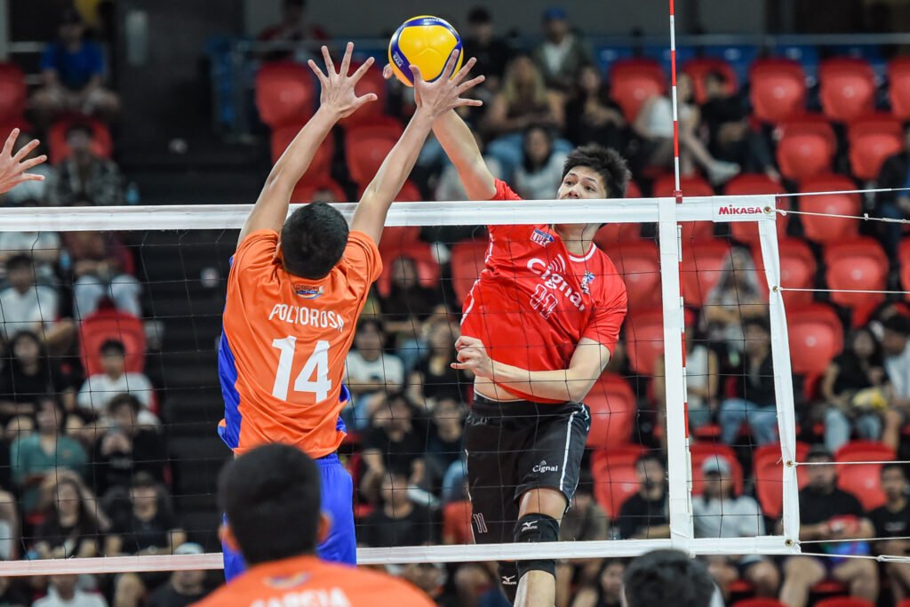 Jau Umandal rises for a game-changing play, energizing the crowd. [PVL Images]