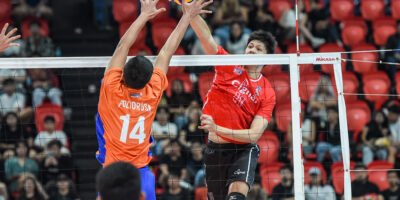 Jau Umandal rises for a game-changing play, energizing the crowd. [PVL Images]