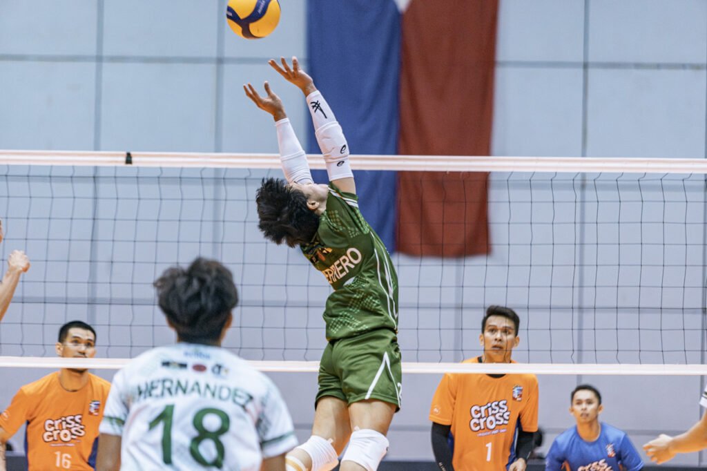 EcoOil La Salle battles it out in a tightly contested third set against Criss Cross. [Spikers' Turf images]