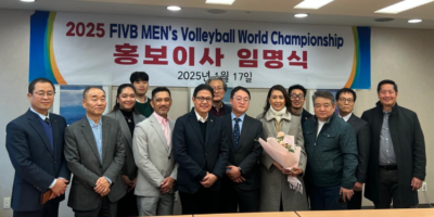 PNVF president Ramon “Tats” Suzara and Jeon Yongjun (fourth and fifth from left) with PNVF secretary-general Donaldo Caringal (right) and marketing head Raoul Floresca (fourth from left) and top officials of the NEOCOLORS P&A Inc. in Seoul. [PNVF photo]