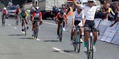 Jazmine Kaye Vinoya raises her hands in triumph after winning the Women Junior road race.