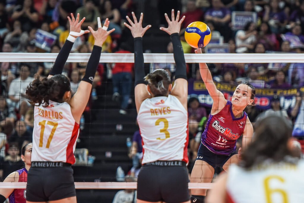 Sisi Rondina soars for Choco Mucho in a five-set thriller. [PVL Images]