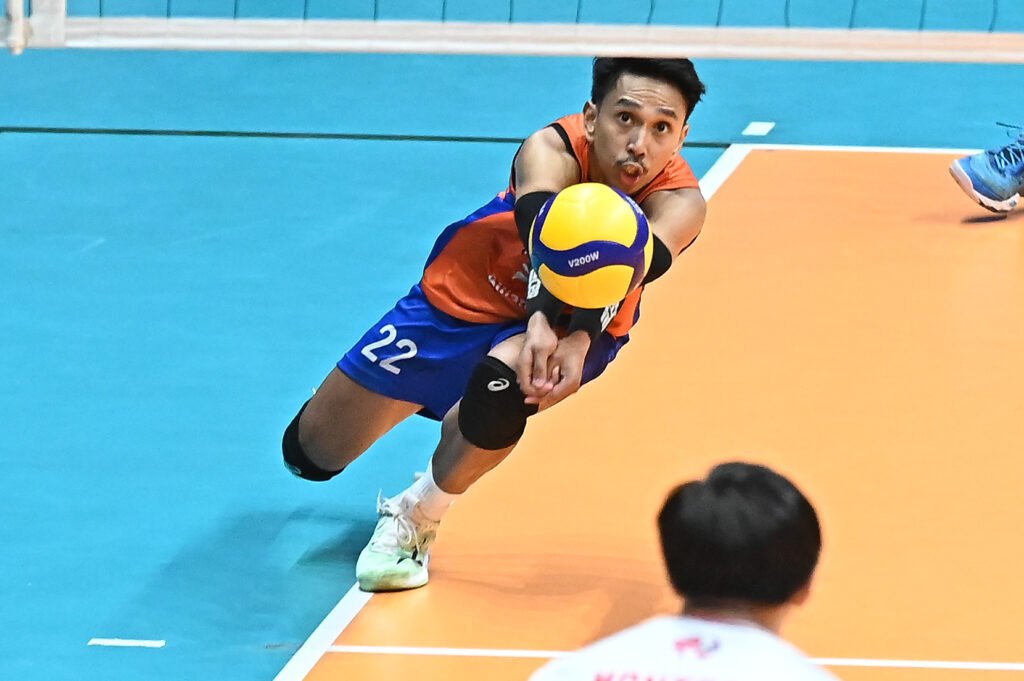 Libero Manuel Sumanguid anchors the defense with outstanding digs and receptions. [Spikers Turf photo]
