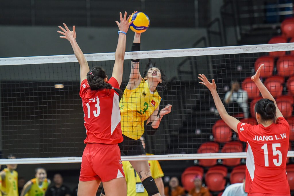 Thi Thanh Thuy Tran powers through Baic Motor’s defense with a crucial attack in the semi-finals. [PVL Images]