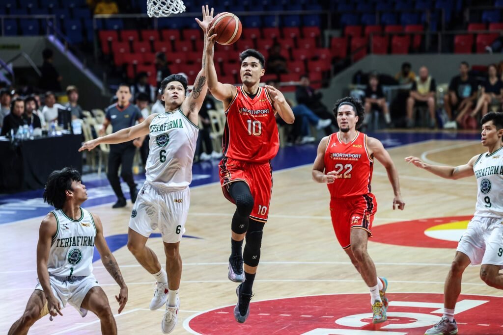The spotlight stays on Arvin Tolentino during NorthPort’s latest outing. [PBA Images]