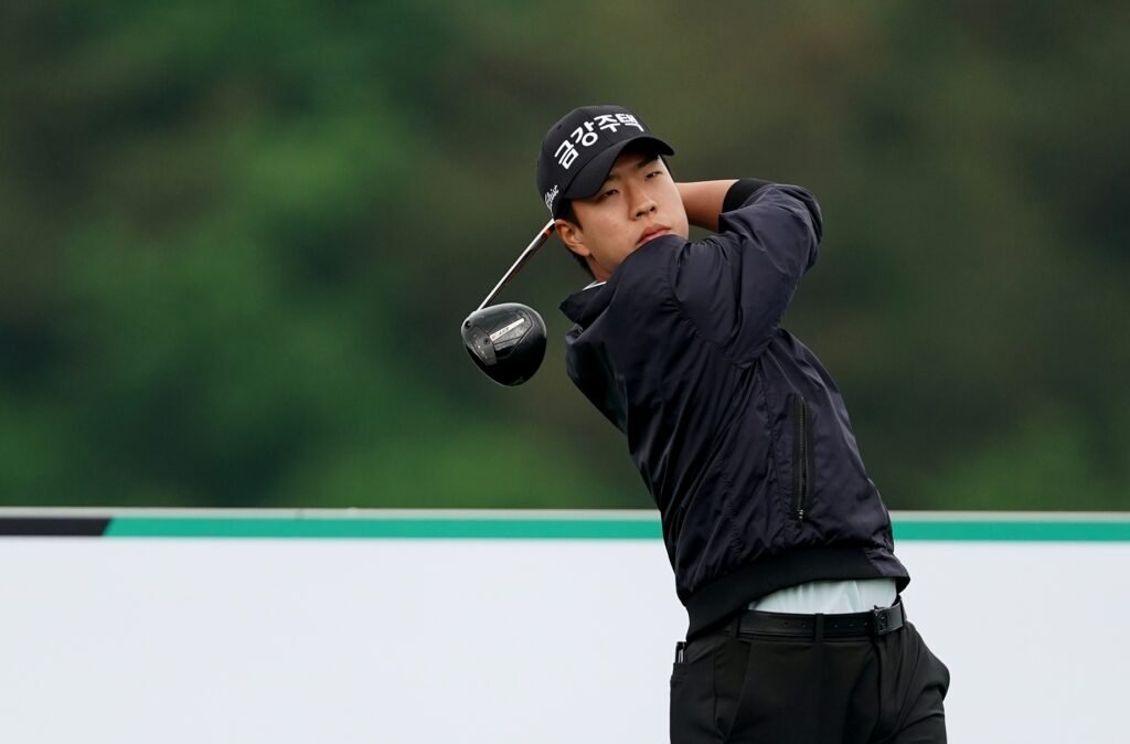 Yujun Jung watches a tee shot during his bogey-free 65 at La Vie Est Belle Golf Club. [photo credit: Korea Golf Association]