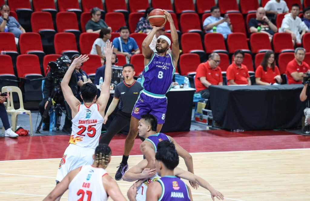 Schonny Winston puts on a second-half show to seal the game for the FiberXers. [PBA Images]