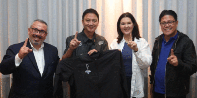 FIVB president Fabio Azevedo (left) makes the No. 1 sign with (from left) newly-appointed Philippine Sports Commission chairman Patrick “Pató” Gregorio, Senator Pia Cayetano and PNVF and AVC president Ramon “Tats” Suzara during a dinner ceremony at The Vault in BGC on Thursday night.
