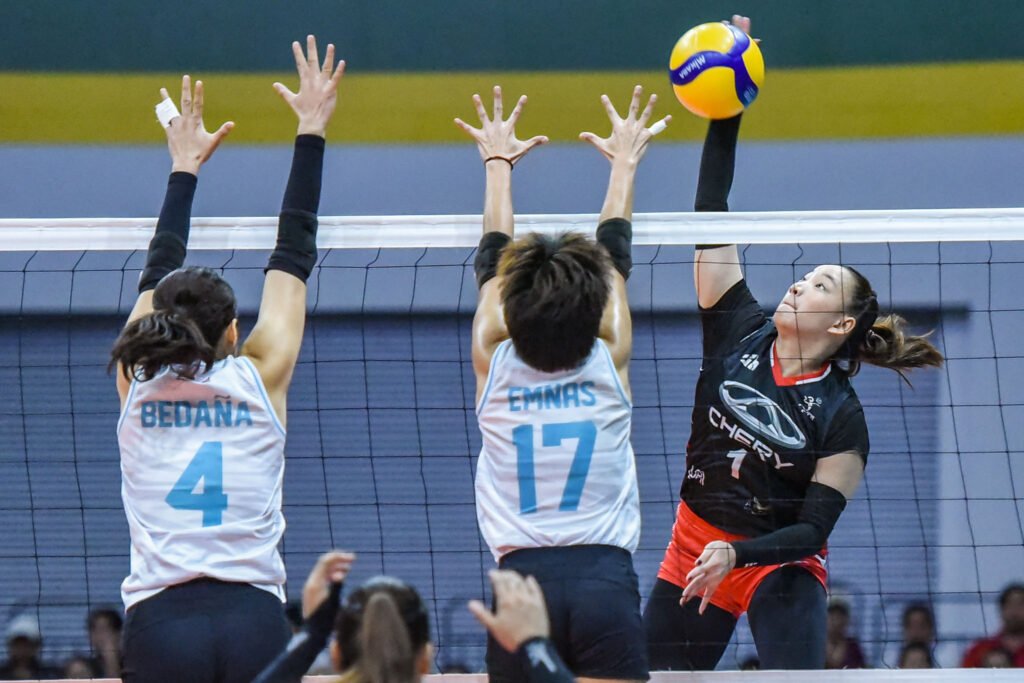 Cess Robles leads Chery Tiggo with 13 points and clutch plays in the final set. [PVL Images]