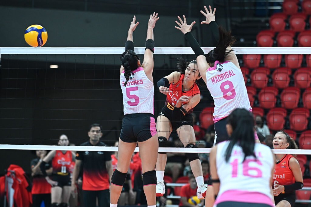 Erika Santos unleashes a crosscourt hit to seal Cignal’s straight-sets win over Akari in the PVL On Tour. [PVL Images]