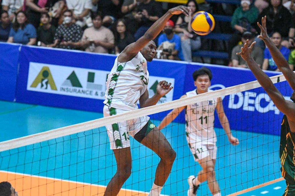 La Salle’s Ousseini dominates at the net against the Tamaraws’ defense. [PVL Images]