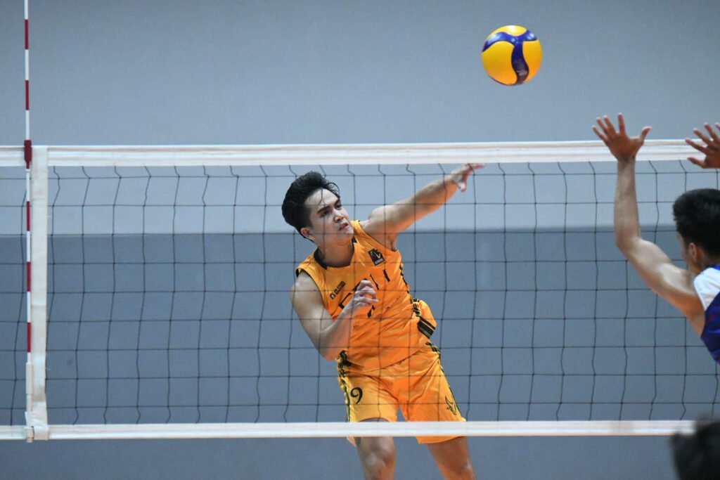 FEU’s Dryx Saavedra rises for the match-winning attack against Arellano in the 2025 V-League Collegiate Challenge. [PVL Images]