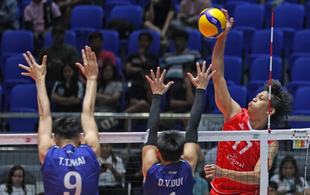 Leo ordiales in action against Thailand during the SEA V.League in Candon City. PNVF Photo