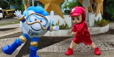 HATAW (blue) and Koolog (red) strike a pose at the iconic McArthur in Cagayan de Oro City. PNVF Photo