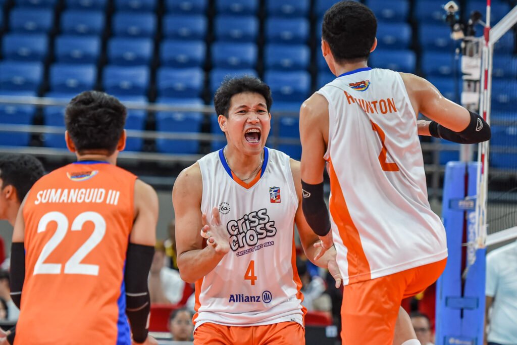 Middle blocker Kim Malabunga leads the defensive charge for the Philippines. [PVL Images]
