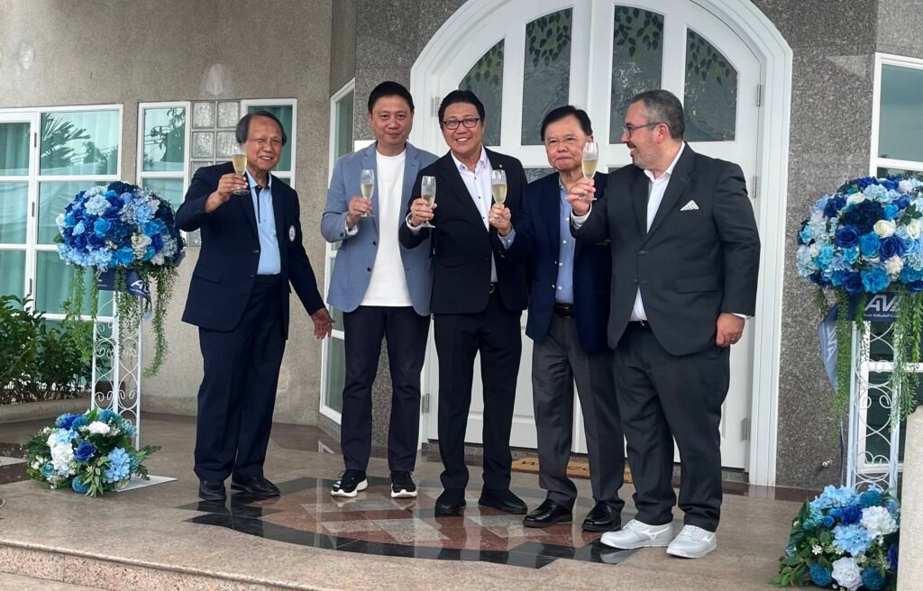 AVC and PNVF president Ramon “Tats” Suzara (center) and PSC chairman Patrick “Patò” Gregorio (second from left) lead the toast with (from left) Thailand Volleyball Association president Somporn Chaibangyang and National Olympic Committee of Thailand secretary-general Thana Chaiprasit and FIVB president Fabio Azevedo. [PNVF photo]