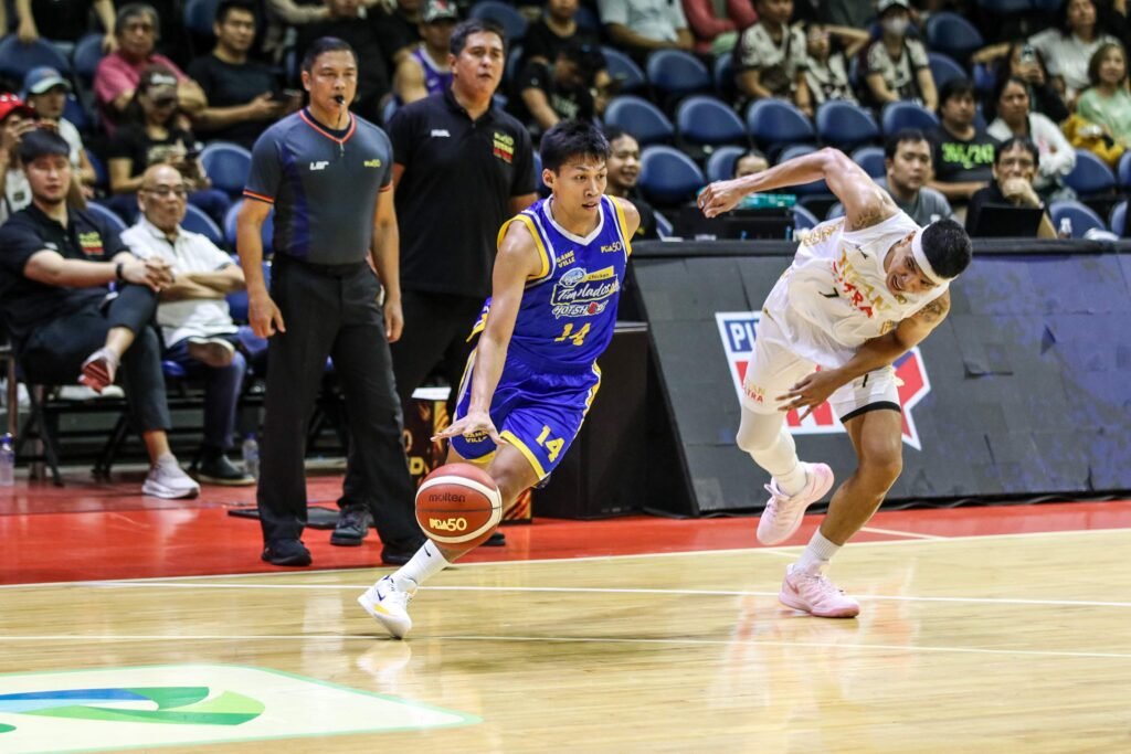 Mark Barroca takes charge in the fourth to lead Magnolia past Titan Ultra. [PBA Images]