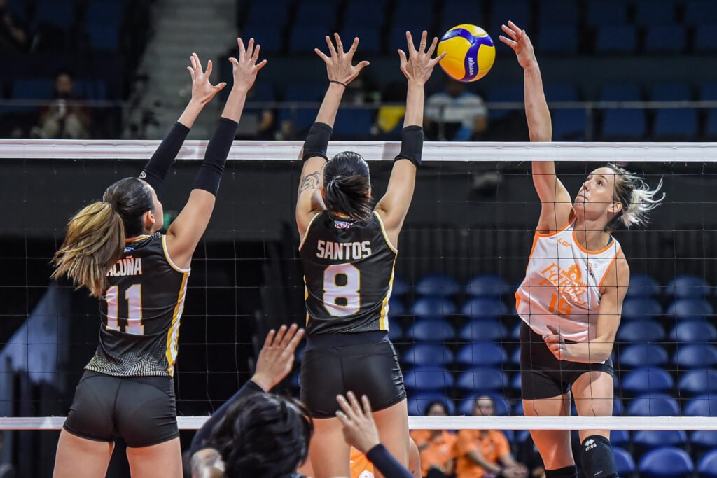 Farm Fresh’s frontline dominates the net during their sweep of the Super Spikers. [PVL Images]