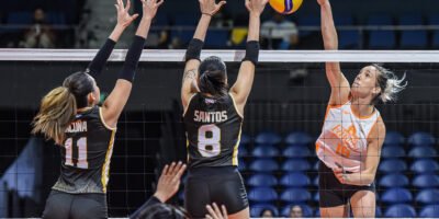 Farm Fresh’s frontline dominates the net during their sweep of the Super Spikers. [PVL Images]