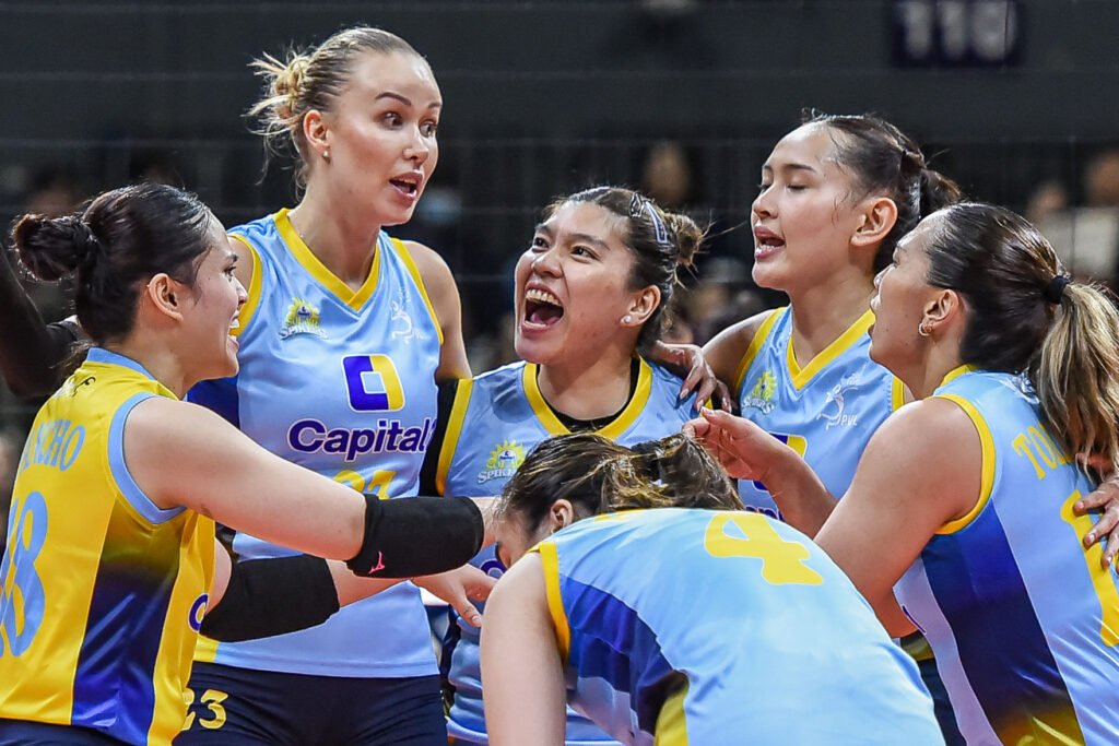 Bytsenko celebrates with teammates after sealing the fourth set. [PVL Images]