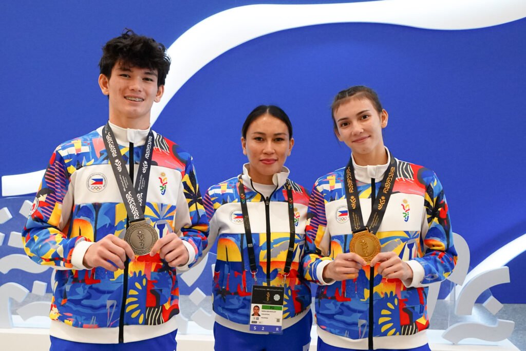 Travis (left) and Charlie Ratcliff celebrate with mother Maria Aisa. [POC photo]