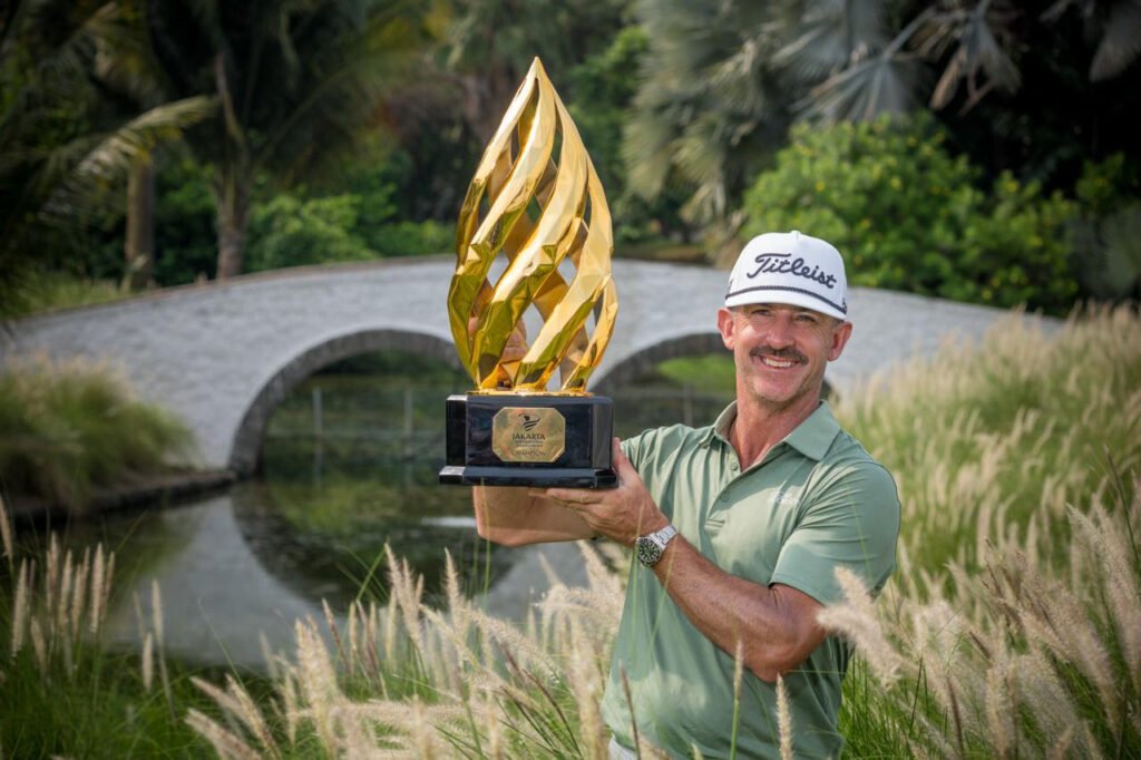 Wade Ormsby celebrates his Jakarta International Championship victory after a sudden-death play-off. [Asian Tour photo]