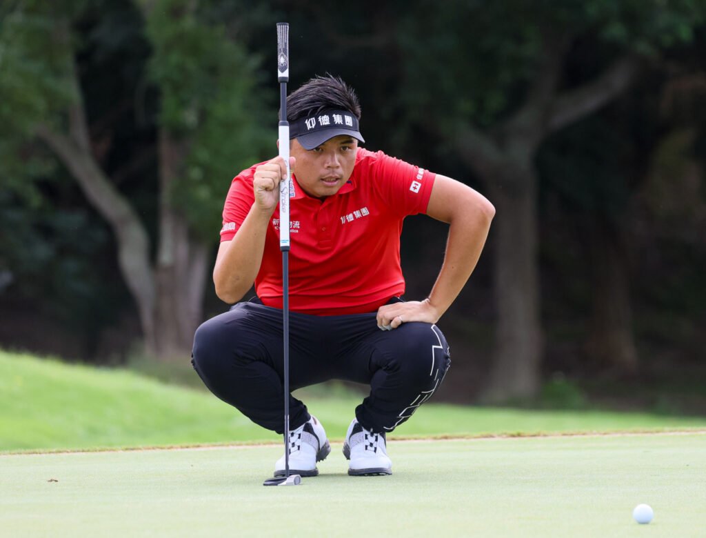 Hung Chien-yao lines up a putt en route to a sizzling 65 at Taifong Golf Club. [Asian Tour photo]