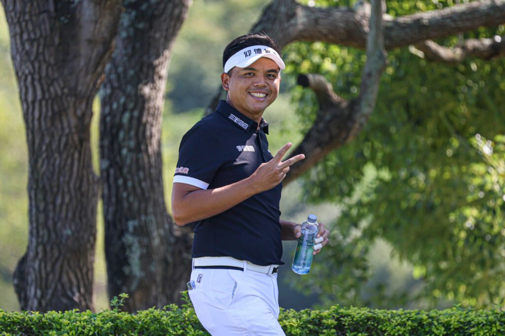 Hung Chien-yao celebrates a birdie during his second-round surge at Taifong Golf Club. [Asian Tour photo]