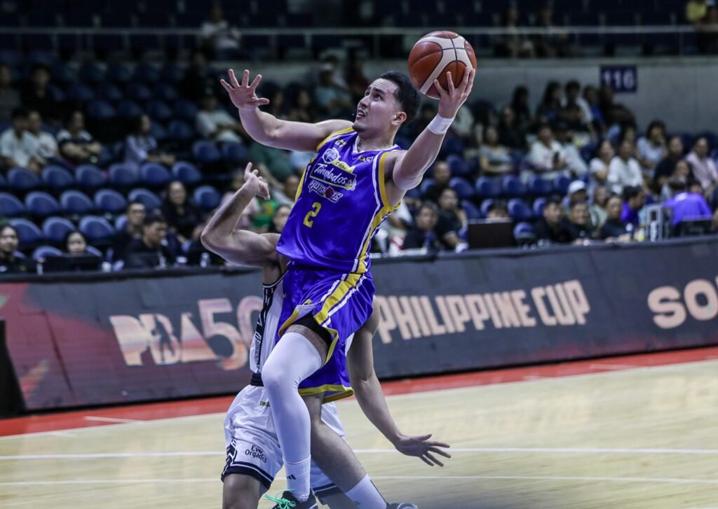 Javi Gomez de Liano drives the Hotshots’ turnaround with timely scoring [PBA Images]